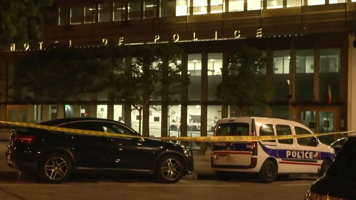 Muž na policejní stanici v Paříži postřelil dva policisty, skončili ve vážném stavu
